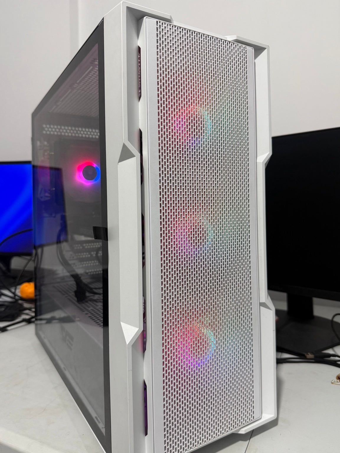 Real white darkFlash DK431 RGB gaming tower front mesh and tempered glass side – daylight photo
